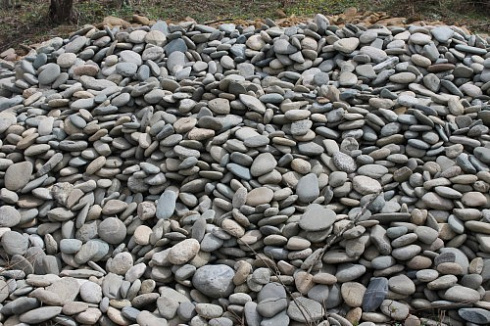 Kamenclub.ru: Галька речная плоская (ассорти) фр. 100-200-300 мм. купить  в Смоленске галька плоская разноцветная серый белый темно-серый синий речная галька ландшафтная 8000 руб/т   фото КАМЕНЬ КЛУБ