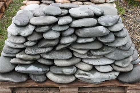 Kamenclub.ru: Галька речная плоская (темно-серая) фр. 100-200-300 мм. купить  в Смоленске галька речная плоская темно-серый, серый, синий речной галечник плоский 9000 руб/т   фото КАМЕНЬ КЛУБ