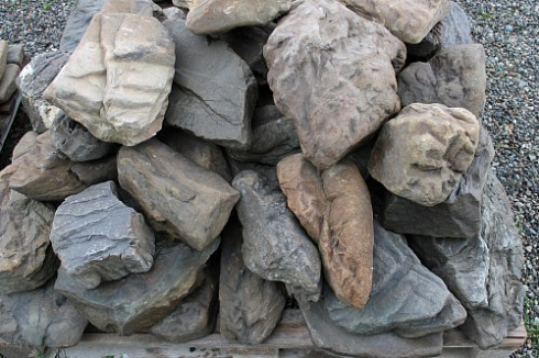 Kamenclub.ru: Песчаник декоративный ландшафтный (фр. 300-500 мм)  купить в Смоленске песчаник желтый рыжий серый зеленый валун речной окатанный природный песчаника 4 500 руб/т   фото КАМЕНЬ КЛУБ