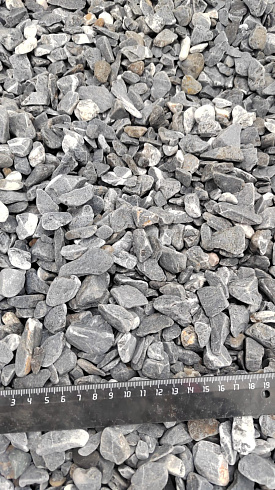 Kamenclub.ru: Щебень галтованный черный (мрамор) фр.10-20 мм.  купить в Смоленске мрамор черный с белыми прожилками, черный, белый окатанный округлый ландшафтный декоративный щебень 15000 руб/т   фото КАМЕНЬ КЛУБ