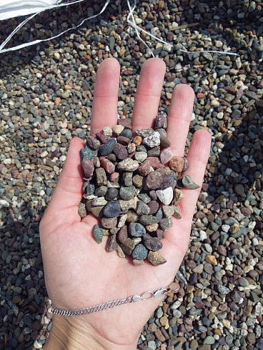 Kamenclub.ru: Галька речная окат цветная фр.5-10 мм. купить  в Смоленске галька речная белый, серый, красноватый, синий, темно-серый речная окатанная галька декоративная 6800 руб/т   фото КАМЕНЬ КЛУБ