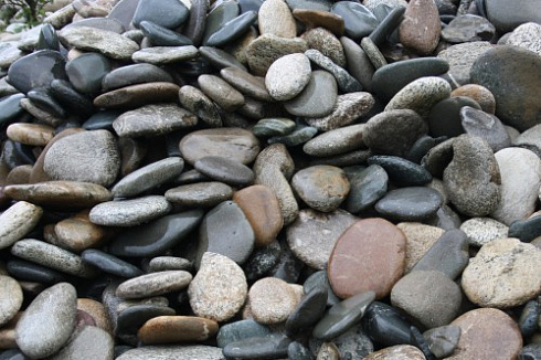 Kamenclub.ru: Галька речная плоская (ассорти) фр. 100-200-300 мм купить  в Смоленске галька галечник природный серый, белый темно-серый синий рыжий светло-серый природная галька плоская крупная 8000 руб/т   фото КАМЕНЬ КЛУБ
