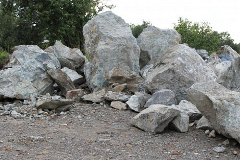 Kamenclub.ru: Змеевик скальник фр. 500-1500 мм.  купить в Смоленске змеевик зеленый серый черный глыба скальная колотая 7500 руб/т   фото КАМЕНЬ КЛУБ