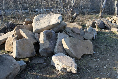 Kamenclub.ru: Песчаник плиты - плахи - пошаговые дорожки (фр. 70-150 мм)  купить в Смоленске песчаник серый бежевый желтый зеленый колотый песчаник строительный 6500 руб/т   фото КАМЕНЬ КЛУБ