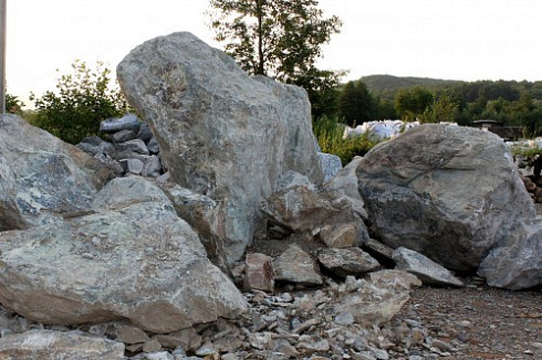 Kamenclub.ru: Змеевик скальник фр. 500-1500 мм.  купить в Смоленске змеевик зеленый серый черный глыба скальная колотая 7500 руб/т   фото КАМЕНЬ КЛУБ