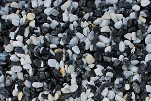 Kamenclub.ru: Мраморная крошка (щебень галтованный микс:белый-черный) фр.10-20 мм.  купить в Смоленске мрамор белый, черный окатанные округлые декоративные ландшафтные камни щебня 15500 руб/т   фото КАМЕНЬ КЛУБ