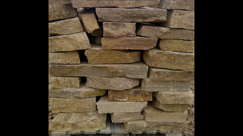 Kamenclub.ru: Песчаник пластушка желтый с рисунком (4-6 см)  купить в Смоленске плитняк пластушка желтый с рисунком песчаник 9 000 руб/м3   фото КАМЕНЬ КЛУБ