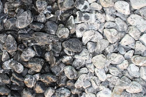 Kamenclub.ru: Щебень галтованный черный (мрамор) фр.20-40 мм.  купить в Смоленске мрамор черный с белыми прожилками мрамор окатанный округлый 15000 руб/т   фото КАМЕНЬ КЛУБ