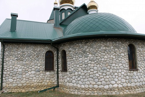 Kamenclub.ru: Галька речная плоская (бело-серая) фр. 100-200-300 мм. купить  в Смоленске галька речная плоская серый, белый, бело-серый, серо-белый речная галька плоская  9000 руб/т   фото КАМЕНЬ КЛУБ