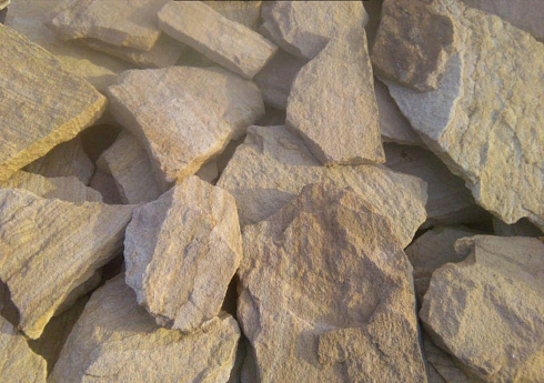 Kamenclub.ru: Песчаник пластушка "фонтанка" желтая (3,0 - 5,0 см)  купить в Смоленске песчаник желтая, рыжий, желтый песчаник колотый рваный со сколом облицовочный 16200 руб/м3   фото КАМЕНЬ КЛУБ