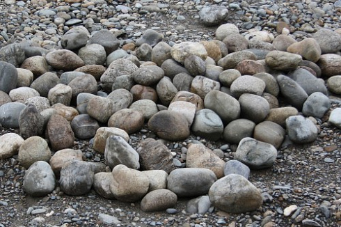 Kamenclub.ru: Речной валун (Ассорти) фр.100-300 мм.  купить в Смоленске галечник серый, темно-серый, светло-серый речная галька крупных размеров 4200 руб/т   фото КАМЕНЬ КЛУБ