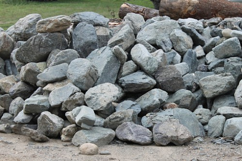 Kamenclub.ru: Гранит скальник (серо-зеленый) фр. 100-500 мм.  купить в Смоленске гранит зеленый, серый, салатовый крупный ландшафтный валун 6 000 руб/т   фото КАМЕНЬ КЛУБ