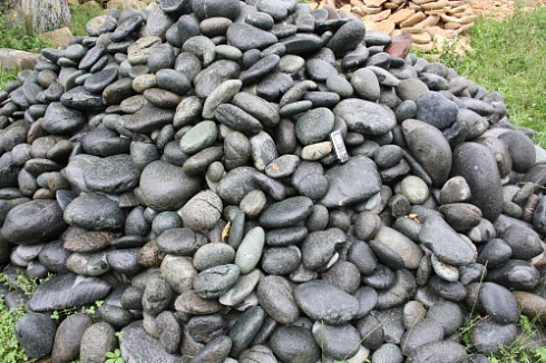 Kamenclub.ru: Темно-серый валунчик фр.100-300 мм.  купить в Смоленске крупный природный камень серый, темно-серый, светло-серый речная галька большого размера окатанная 4500 руб/т   фото КАМЕНЬ КЛУБ