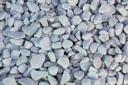 Kamenclub.ru: Щебень галтованный белый (мрамор) фр.5-10 мм.  купить в Смоленске мрамор белый, айвори, молочный каменная мраморная декоративная ландшафтная крошка 17000 руб/т   фото КАМЕНЬ КЛУБ