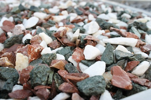 Kamenclub.ru: Мраморная крошка (щебень крошка микс: белый-зеленый-розовый) фр. 10-20 мм.  купить в Смоленске мрамор белый, зеленый, розовый декоративный ландшафтный колотый щебень 12000 руб/т   фото КАМЕНЬ КЛУБ