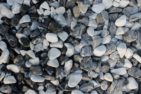 Kamenclub.ru: Мраморная крошка (щебень галтованный микс:: белый-черный) фр.20-40 мм  купить в Смоленске мрамор белый, черный мраморный галтованный щебень 15500 руб/т   фото КАМЕНЬ КЛУБ