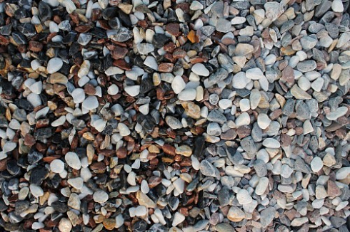 Kamenclub.ru: Мраморная крошка (щебень галтованный микс:белый-черный-розовый-медовый) фр.10-20 мм.  купить в Смоленске мрамор белый, медовый, черный, розовый мраморный декоративный ландшафтный окатанный округлый галтованный щебень 15500 руб/т   фото КАМЕНЬ КЛУБ