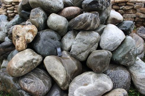 Kamenclub.ru: Речной валун Кабанчик фр.300-500 мм.  купить в Смоленске крупный природный камень галька серый, темно-серый речной валун галечник масштабный 7000 руб/т   фото КАМЕНЬ КЛУБ