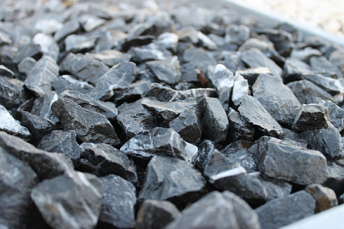 Kamenclub.ru: Щебень крошка черный (мрамор) фр. 5-10 мм.  купить в Смоленске мрамор черный с белыми прожилками, черный, белый мраморная крошка декоративная ландшафтная 11000 руб/т   фото КАМЕНЬ КЛУБ