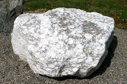 Kamenclub.ru: Мраморизированный известняк фр.500-1500 мм.  купить в Смоленске    10000 руб/т   фото КАМЕНЬ КЛУБ