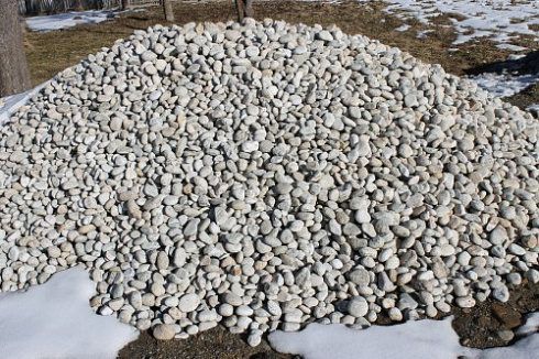 Kamenclub.ru: Галька речная окат (серо-белая) фр. 70-120 мм купить  в Смоленске галька галечник бело-серая, серо-белая, серая, белая речная природная галька  8000 руб/т   фото КАМЕНЬ КЛУБ