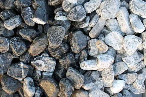 Kamenclub.ru: Щебень галтованный черный (мрамор) фр. 50-100 мм.  купить в Смоленске мрамор черный с белыми прожилками щебень ландшафтный мраморный 15000 руб/т   фото КАМЕНЬ КЛУБ