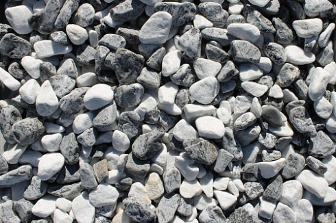 Kamenclub.ru: Мраморная крошка (щебень галтованный микс:: белый-черный) фр.20-40 мм  купить в Смоленске мрамор белый, черный мраморный галтованный щебень 15500 руб/т   фото КАМЕНЬ КЛУБ