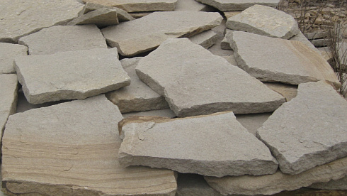 Kamenclub.ru: Песчаник пластушка светло-серый (2,0 см)  купить в Смоленске плитняк- ластушка светло-серый, серый рваный ландшафтный плитняк колотый 13800 руб/м3   фото КАМЕНЬ КЛУБ