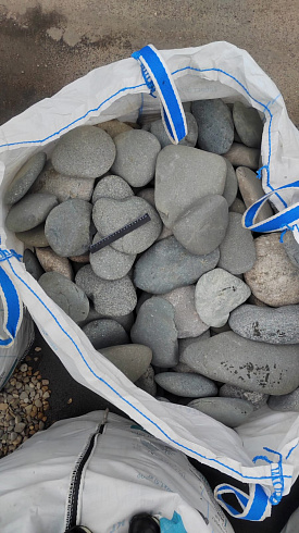 Kamenclub.ru: Галька речная плоская (темно-серая) фр. 70-150 мм. купить  в Смоленске галечник природный темно-серый серый синий речная плоская природная окатанная  9000 руб/т   фото КАМЕНЬ КЛУБ