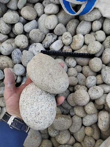 Kamenclub.ru: Галька речная окат (серо-белая) фр. 70-120 мм купить  в Смоленске галька галечник бело-серая, серо-белая, серая, белая речная природная галька  8000 руб/т   фото КАМЕНЬ КЛУБ