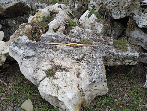 Kamenclub.ru: Выветренный известняк (степной) фр. 500-1500 мм.  купить в Смоленске    10000 руб/т   фото КАМЕНЬ КЛУБ