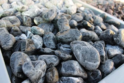 Kamenclub.ru: Щебень галтованный черный (мрамор) фр.20-40 мм.  купить в Смоленске мрамор черный с белыми прожилками мрамор окатанный округлый 15000 руб/т   фото КАМЕНЬ КЛУБ