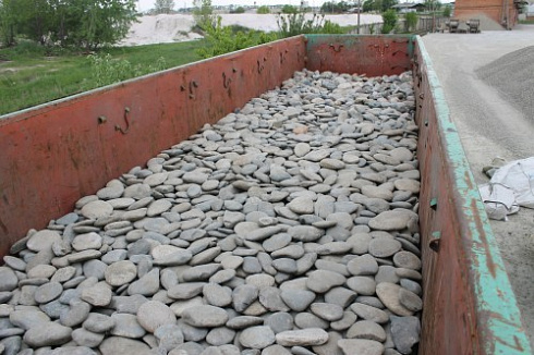 Kamenclub.ru: Галька речная плоская (ассорти) фр. 100-200-300 мм. купить  в Смоленске галька плоская разноцветная серый белый темно-серый синий речная галька ландшафтная 8000 руб/т   фото КАМЕНЬ КЛУБ