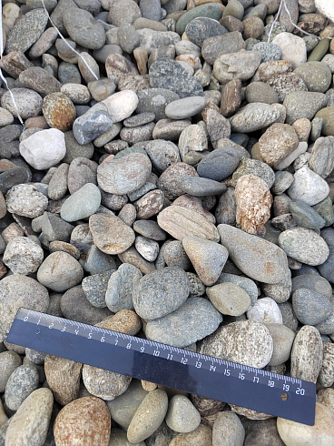 Kamenclub.ru: Галька речная окат (пестрая) фр. 20-40 мм. купить  в Смоленске галька речная пестрая, серая, серые оттенки галька речная окатанная округлая 5000 руб/т   фото КАМЕНЬ КЛУБ