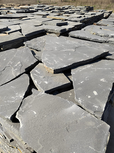 Kamenclub.ru: Песчаник пластушка светло-серый (2,0 см)  купить в Смоленске плитняк- ластушка светло-серый, серый рваный ландшафтный плитняк колотый 13800 руб/м3   фото КАМЕНЬ КЛУБ