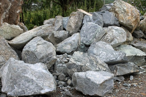 Kamenclub.ru: Змеевик скальник фр. 500-1500 мм.  купить в Смоленске змеевик зеленый серый черный глыба скальная колотая 7500 руб/т   фото КАМЕНЬ КЛУБ