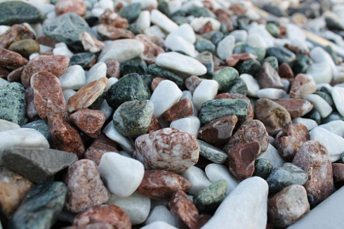 Kamenclub.ru: Мраморная крошка (щебень галтованный микс:белый-зеленый-розовый) фр.20-40 мм.  купить в Смоленске мрамор белый, зеленый, розовый мрамор декоративный (галтовка) 15500 руб/т   фото КАМЕНЬ КЛУБ