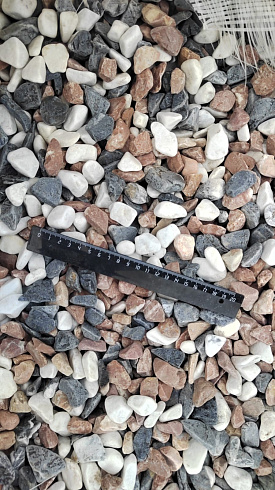 Kamenclub.ru: Мраморная крошка (щебень галтованный микс:белый-зеленый-розовый) фр.20-40 мм.  купить в Смоленске мрамор белый, зеленый, розовый мрамор декоративный (галтовка) 15500 руб/т   фото КАМЕНЬ КЛУБ