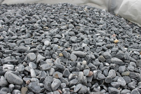 Kamenclub.ru: Щебень галтованный черный (мрамор) фр.10-20 мм.  купить в Смоленске мрамор черный с белыми прожилками, черный, белый окатанный округлый ландшафтный декоративный щебень 15000 руб/т   фото КАМЕНЬ КЛУБ