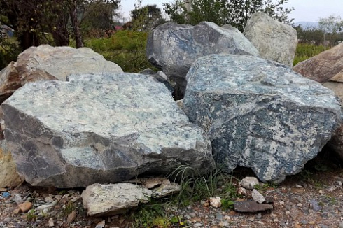 Kamenclub.ru: Змеевик скальник фр. 500-1500 мм.  купить в Смоленске змеевик зеленый серый черный глыба скальная колотая 7500 руб/т   фото КАМЕНЬ КЛУБ