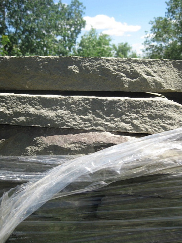 Kamenclub.ru: Песчаник пластушка серо-зеленый (4,0 см- 5,0 см)  купить в Смоленске песчаник серо-зеленый, серый, зеленый песчаник рваный ландшафтный колотый 9000 руб/м3   фото КАМЕНЬ КЛУБ