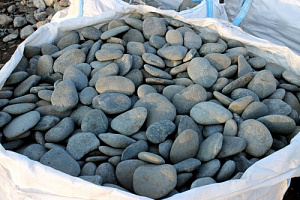 Kamenclub.ru: Галька речная плоская (темно-серая) фр. 100-200-300 мм. купить в Смоленске галька речная плоская темно-серый, серый, синий речной галечник плоский 9000 руб/т   фото КАМЕНЬ КЛУБ