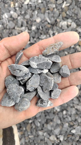 Kamenclub.ru: Щебень галтованный черный (мрамор) фр.10-20 мм.  купить в Смоленске мрамор черный с белыми прожилками, черный, белый окатанный округлый ландшафтный декоративный щебень 15000 руб/т   фото КАМЕНЬ КЛУБ