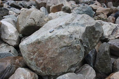 Kamenclub.ru: Гранит скальник (серо-зеленый) фр. 500-1500 мм.  купить в Смоленске гранит мрамор  серый зеленый темно-серый глыба скальная колотая ландшафтная 7 500 руб/т   фото КАМЕНЬ КЛУБ