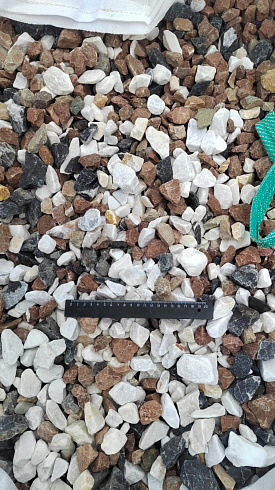 Kamenclub.ru: Мраморная крошка (щебень крошка микс : белый-черный-розовый) фр. 20-40 мм.  купить в Смоленске мрамор белый, черный, розовый декоративная ландшафтная крошка 12000 руб/т   фото КАМЕНЬ КЛУБ