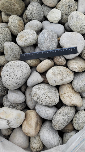 Kamenclub.ru: Галька речная окат (серо-белая) фр. 70-120 мм купить  в Смоленске галька галечник бело-серая, серо-белая, серая, белая речная природная галька  8000 руб/т   фото КАМЕНЬ КЛУБ