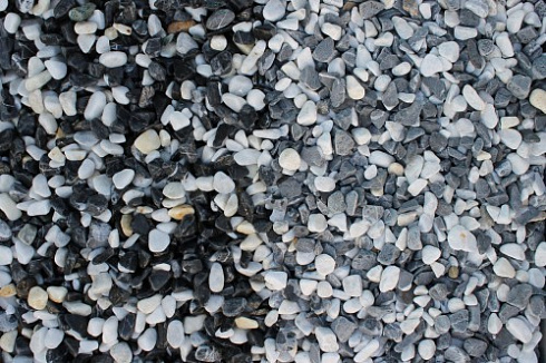 Kamenclub.ru: Мраморная крошка (щебень галтованный микс:белый-черный) фр.10-20 мм.  купить в Смоленске мрамор белый, черный окатанные округлые декоративные ландшафтные камни щебня 15500 руб/т   фото КАМЕНЬ КЛУБ