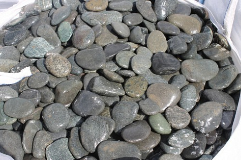 Kamenclub.ru: Галька речная плоская (темно-серая) фр. 100-200-300 мм. купить  в Смоленске галька речная плоская темно-серый, серый, синий речной галечник плоский 9000 руб/т   фото КАМЕНЬ КЛУБ