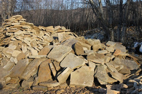 Kamenclub.ru: Песчаник плиты - плахи - пошаговые дорожки (фр. 70-150 мм)  купить в Смоленске песчаник серый бежевый желтый зеленый колотый песчаник строительный 6500 руб/т   фото КАМЕНЬ КЛУБ