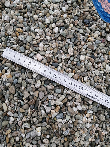 Kamenclub.ru: Галька речная окат (серая) фр.3-5 мм купить  в Смоленске галька речная серая бежевый темно-серый окатанный речной камень округлый 9500 руб/т   фото КАМЕНЬ КЛУБ